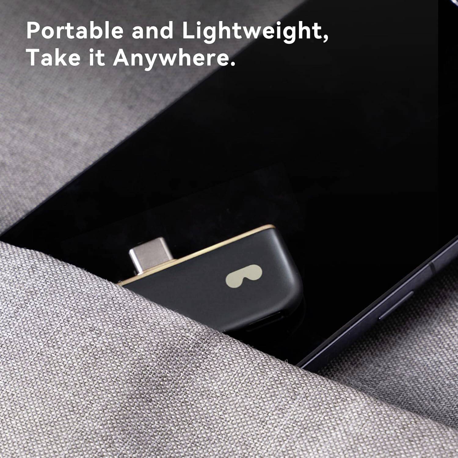 Un petit appareil portable partiellement inséré dans le port de charge d'un smartphone, avec le texte « Portable et léger, emportez-le partout ».