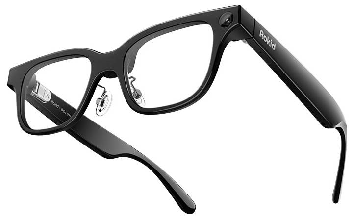 Lunettes intelligentes avec une caméra sur une branche étiquetée 'Rokid', dotées d'un cadre noir élégant et d'un design moderne. Adaptées aux contextes technologiques et de mode.