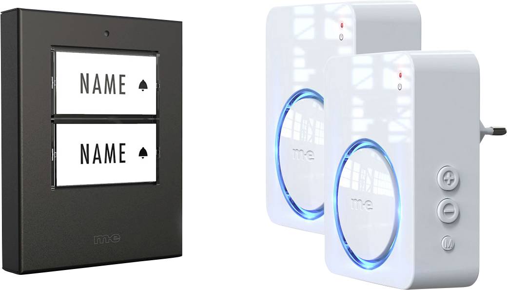 Ensemble de sonnette sans fil de la marque 'ME' comprenant deux unités de carillon à enficher blanches avec voyants LED et un support de plaque nominative noir à deux emplacements étiquetés 'NOM'.