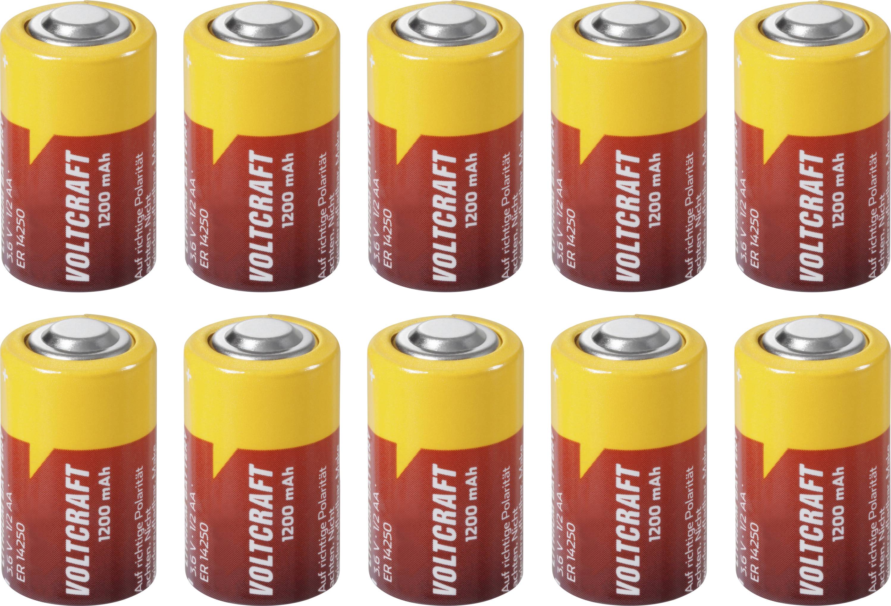 Dix batteries Voltcraft 1200 mAh jaunes et bordeaux arrangées en deux rangées sur un fond blanc.