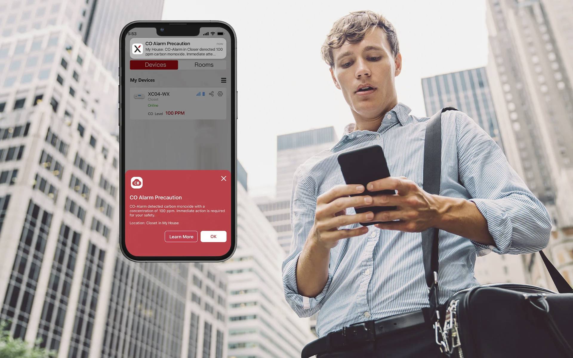Une personne à l'extérieur lisant un smartphone, avec un écran d'application à côté d'elle affichant un avertissement de 