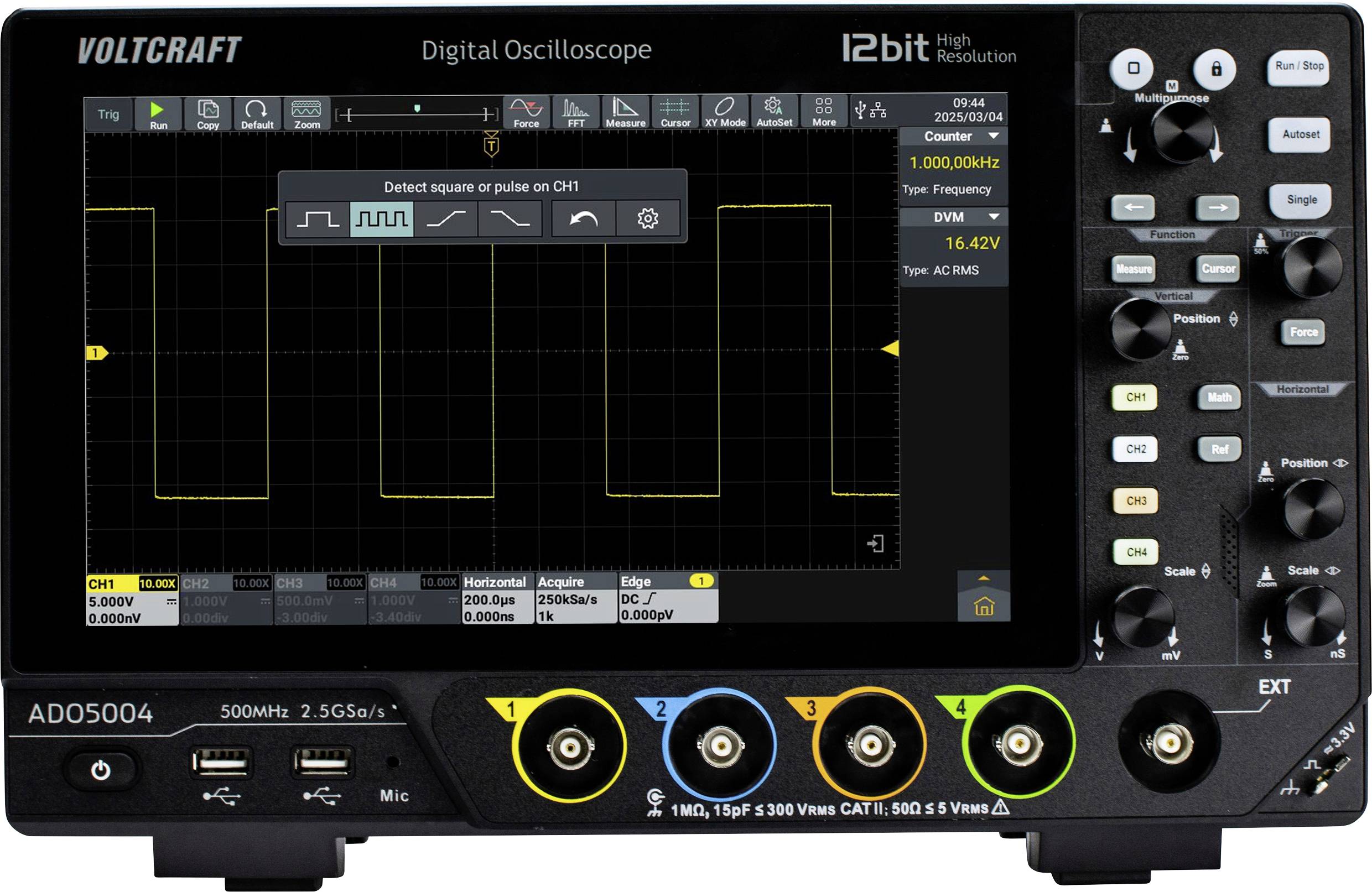 Un oscilloscope numérique affichant un signal carré. L'écran indique « Détecter un carré ou une impulsion sur CH1 » avec différentes options de mesure.