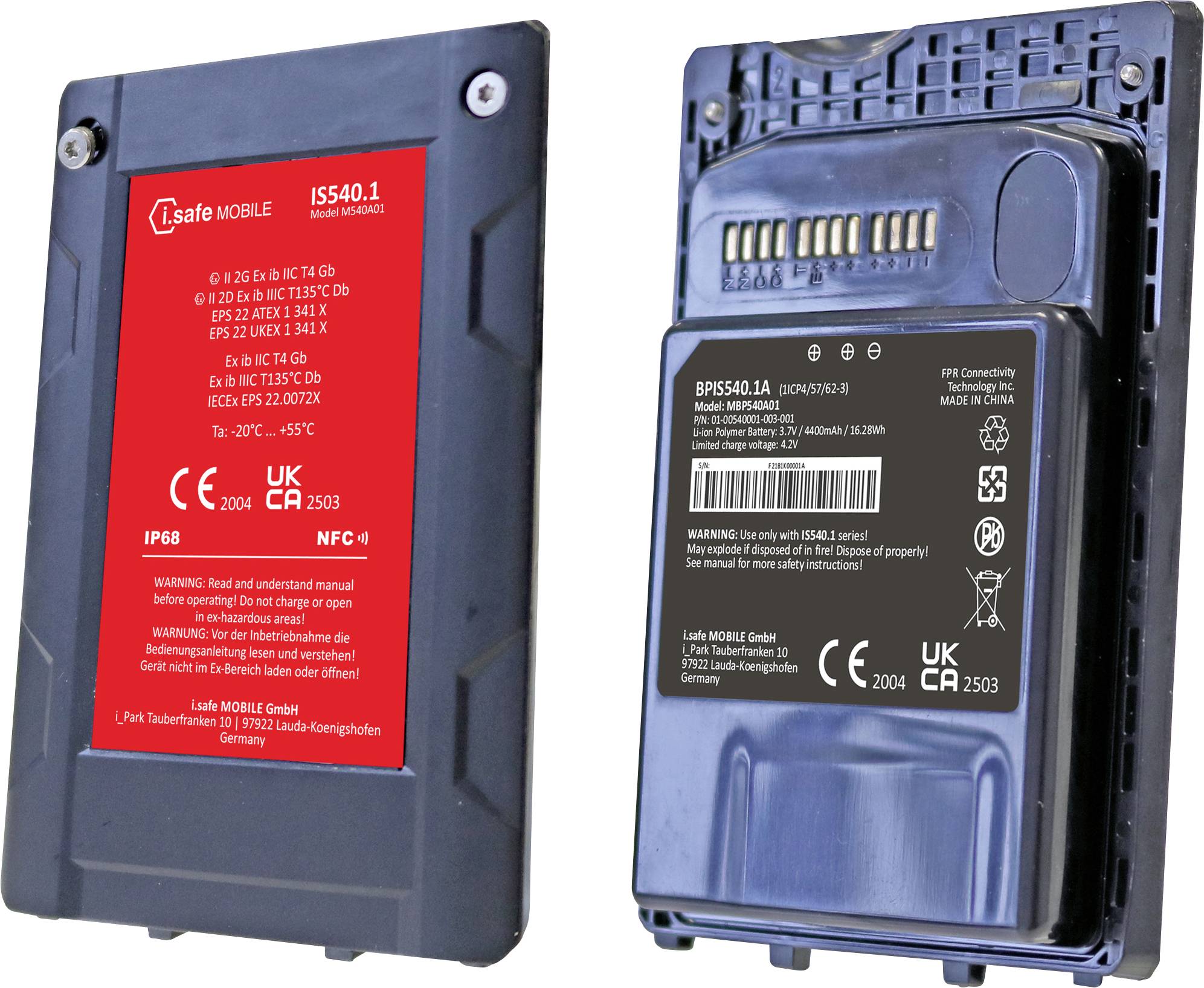 « Deux batteries de dispositifs mobiles présentées côte à côte. À gauche : étiquette rouge avec détails techniques et logos de certification. À droite : étiquette noire avec des détails et certifications similaires. »