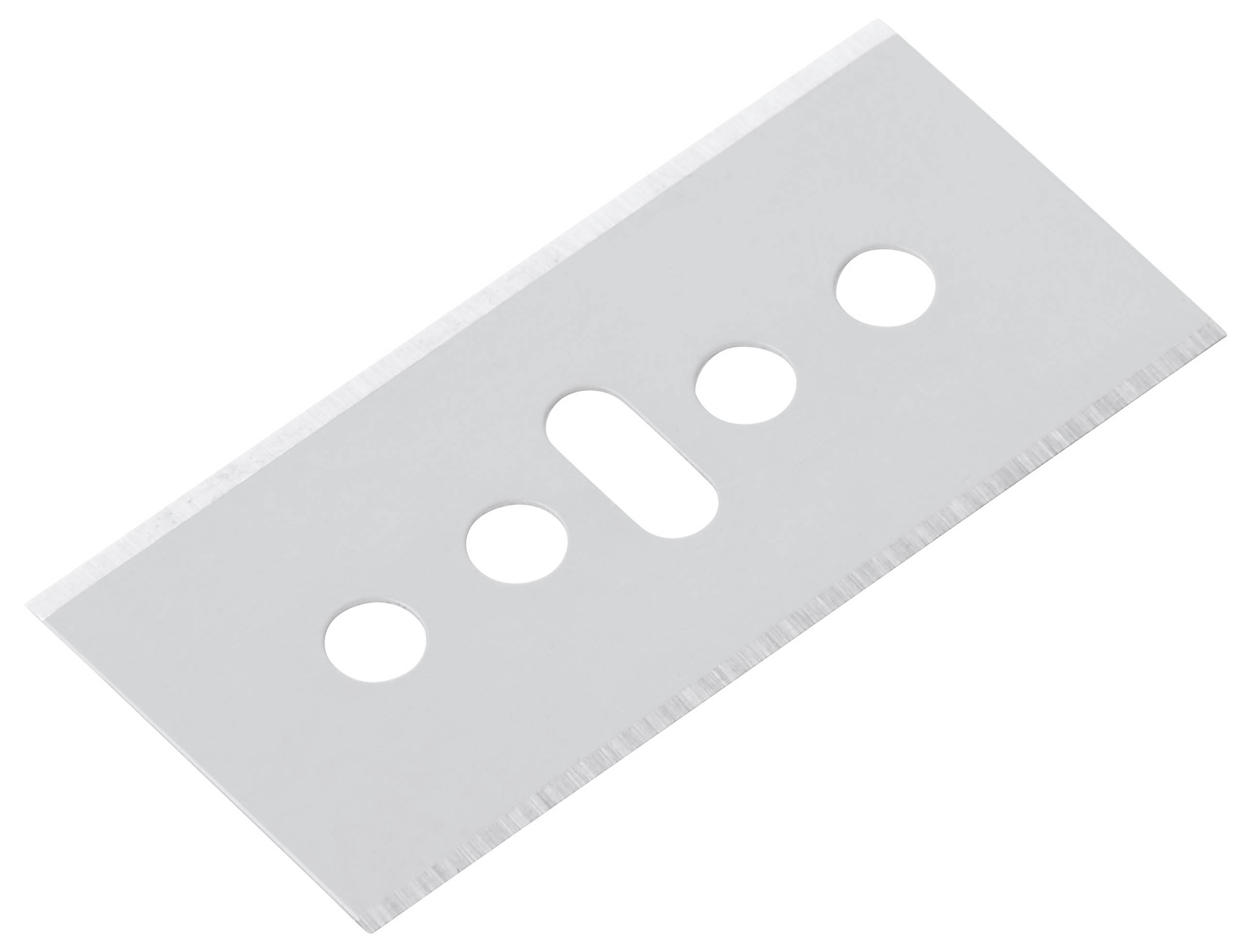 Une lame de rasoir tranchante d'un seul côté, avec des trous arrondis, sur un fond blanc, utilisée pour couper ou gratter dans diverses applications.