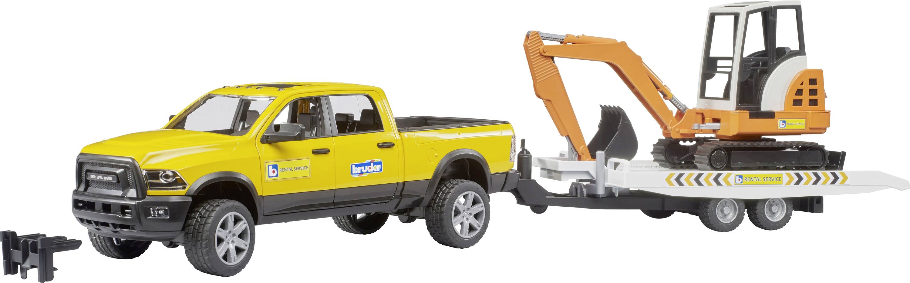 Un camion-jouet jaune avec un logo 'Bruder' tractant un excavateur orange sur une remorque plateau.