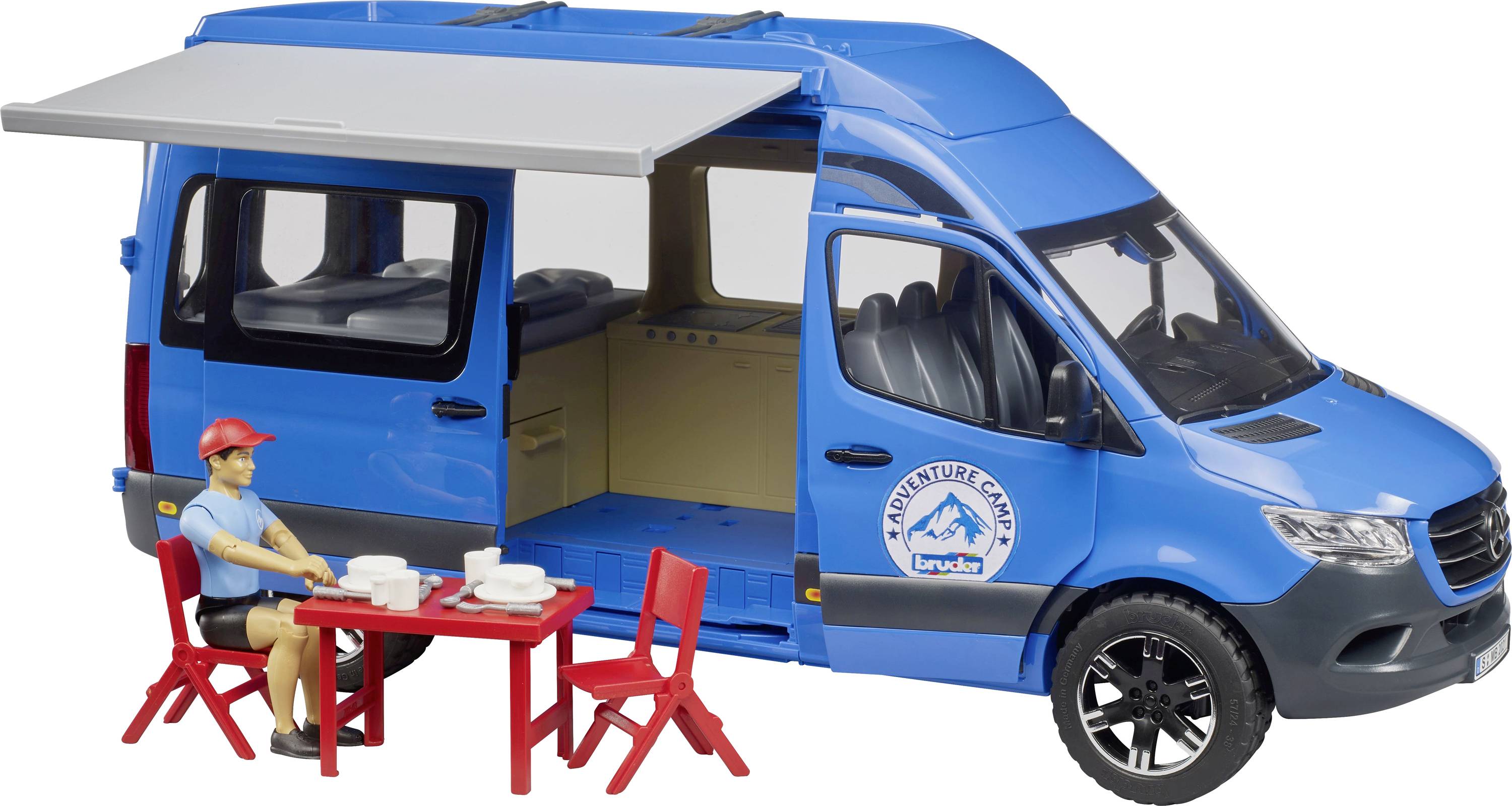 Un camping-car miniature bleu avec un logo « Adventure Crew », dont la porte latérale est ouverte, dévoilant une kitchenette. Une silhouette est assise à une table rouge avec des plats.