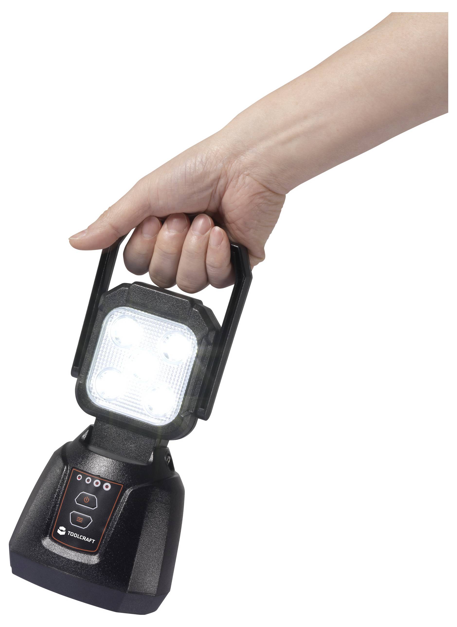 Une main tient un projecteur de travail portable à LED avec quatre ampoules lumineuses et une poignée robuste, adapté à diverses situations d'éclairage.