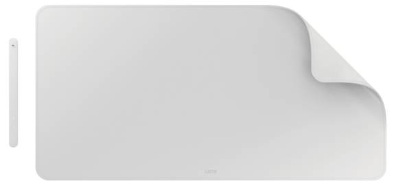 Un tapis de bureau gris clair avec un coin relevé, accompagné d'un chargeur sans fil magnétique fin et assorti sur le côté.