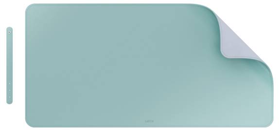 Un tapis de bureau turquoise, flexible, avec un coin replié révélant sa face inférieure plus claire. Une petite sangle est placée à côté pour l'enroulement.