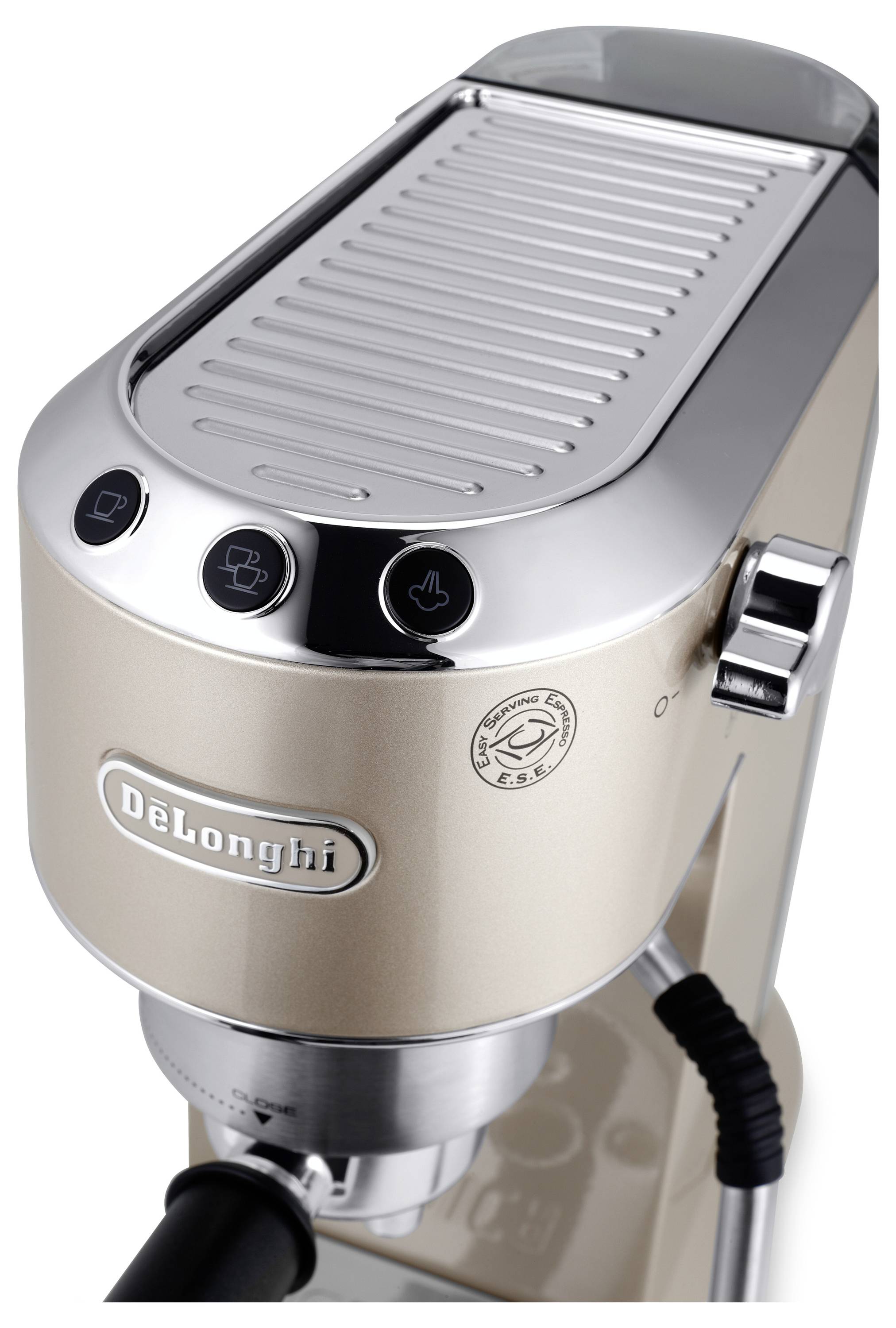 Une machine à espresso De'Longhi beige avec des accents chromés et des boutons de commande sur le dessus, équipée d'une poignée de porte-filtre.