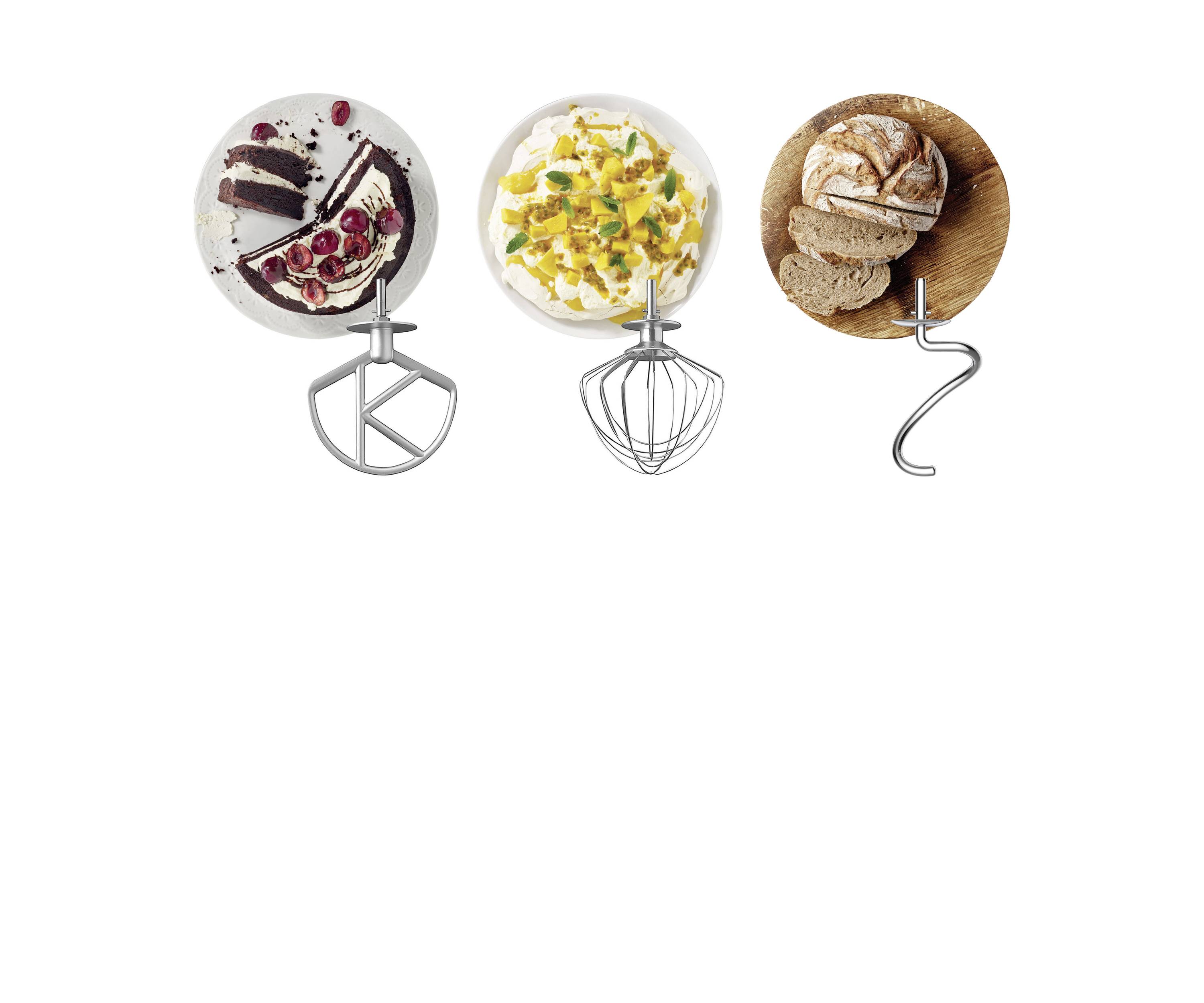 L'image montre trois accessoires de mixeur : un batteur avec un gâteau au chocolat, un fouet avec un dessert garni de fruits, et un crochet à pétrir avec du pain.