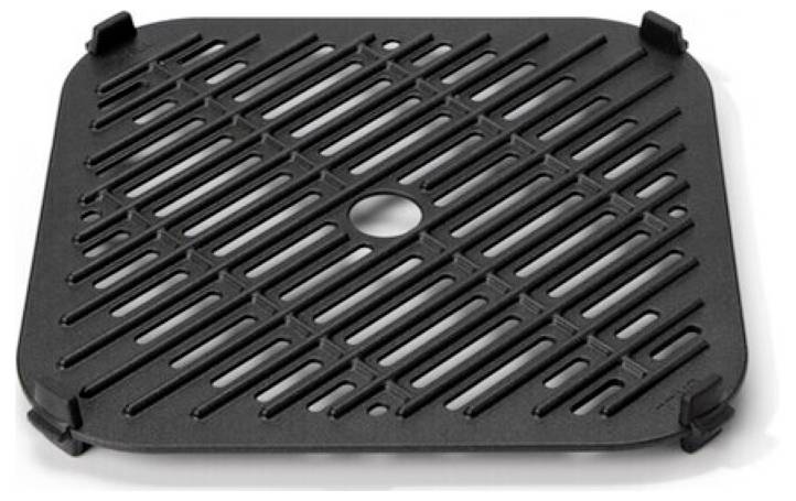 Une grille carrée noire avec un trou central, présentant des lattes parallèles et perpendiculaires, utilisée à des fins de drainage ou de ventilation.