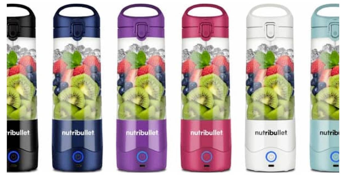 Six mélangeurs Nutribullet de différentes couleurs, chacun rempli de fruits mélangés.