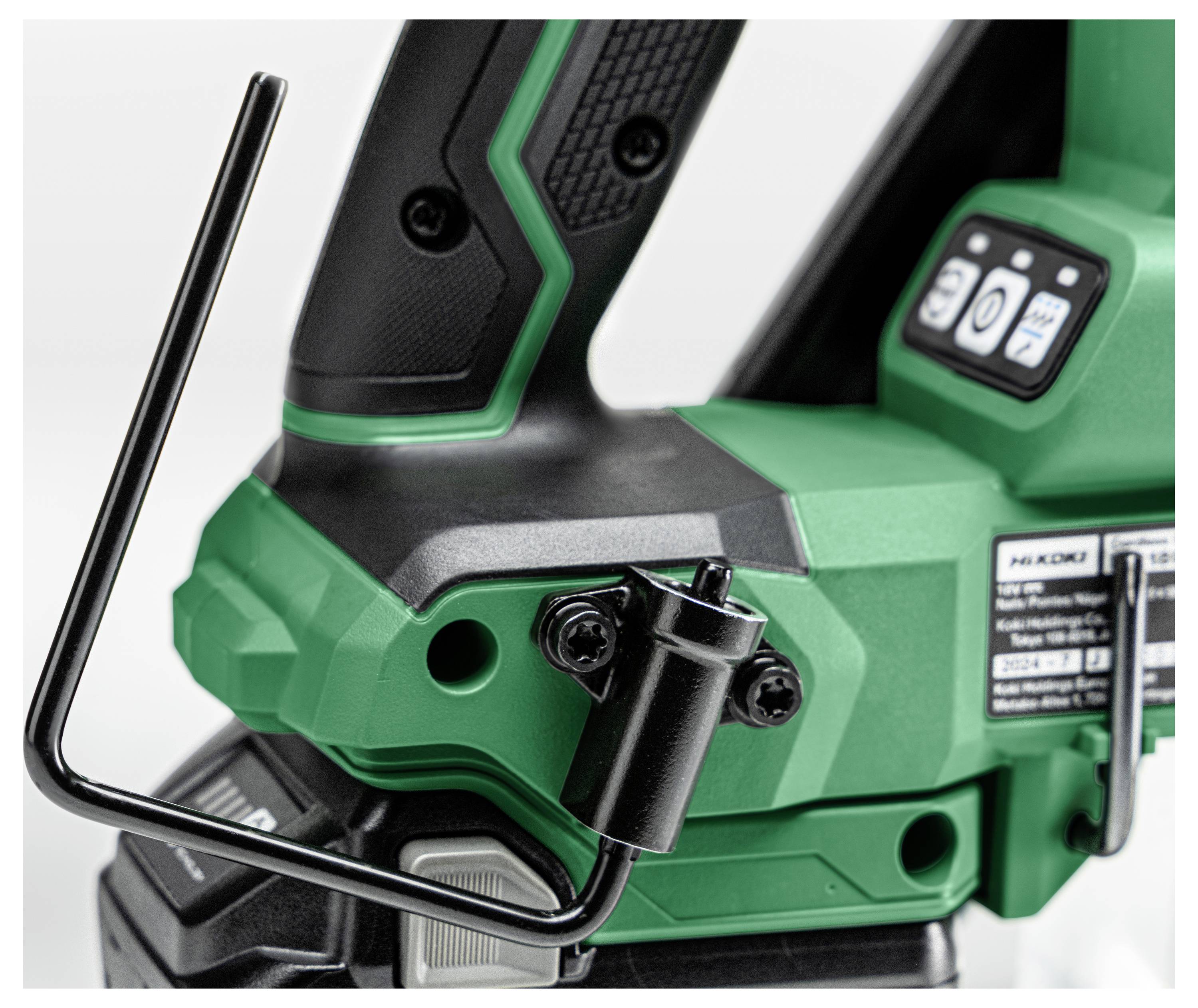 Un gros plan sur un outil électrique vert, avec une poignée, un panneau de commande doté de boutons et d'un écran, et une clé hexagonale noire attachée.