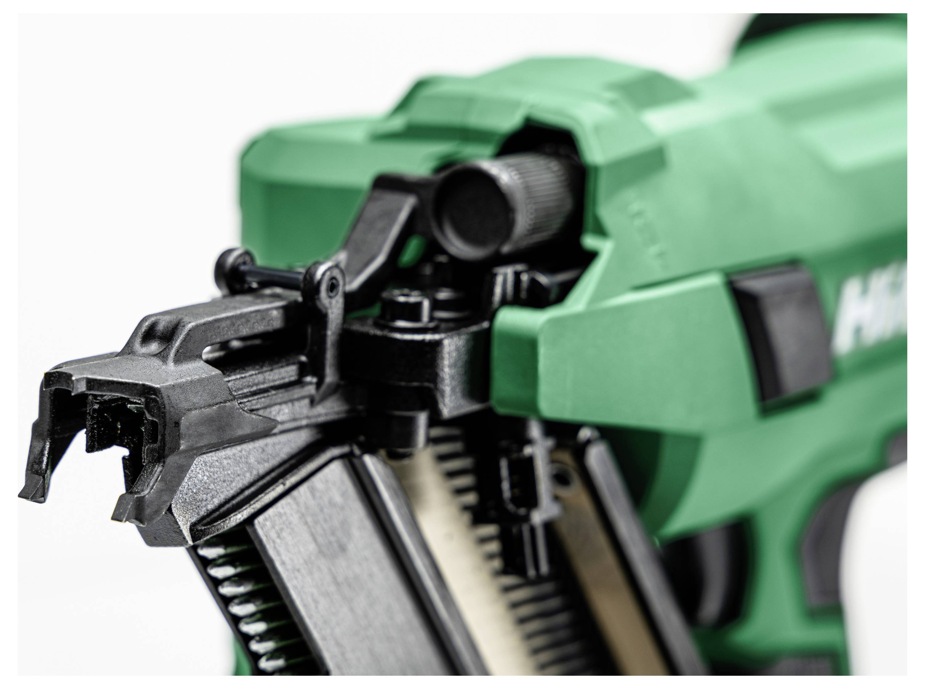 Gros plan sur un pistolet à clouer vert montrant le mécanisme de chargement avec quelques clous visibles, mettant en évidence ses fonctionnalités et caractéristiques de conception.