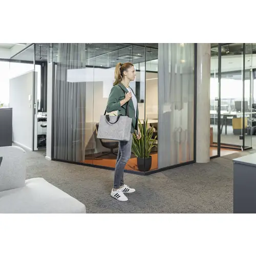 Sigel Sacoche Desk Sharing Bag Classic M Feutre synthétique gris clair (l x H x P) 36 x 28 x 15 cm Dimension maximale: 39,1 cm Sigel Sacoche Desk Sharing Bag Classic M Feutre synthétique gris clair (l x H x P) 36 x 28 x 15 cm Dimension maximale: 39,1 cm