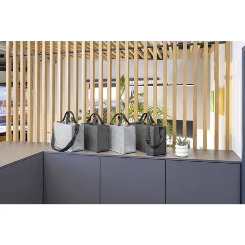 Sigel Sacoche Desk Sharing Bag Classic M Feutre synthétique gris clair (l x H x P) 36 x 28 x 15 cm Dimension maximale: 39,1 cm Sigel Sacoche Desk Sharing Bag Classic M Feutre synthétique gris clair (l x H x P) 36 x 28 x 15 cm Dimension maximale: 39,1 cm