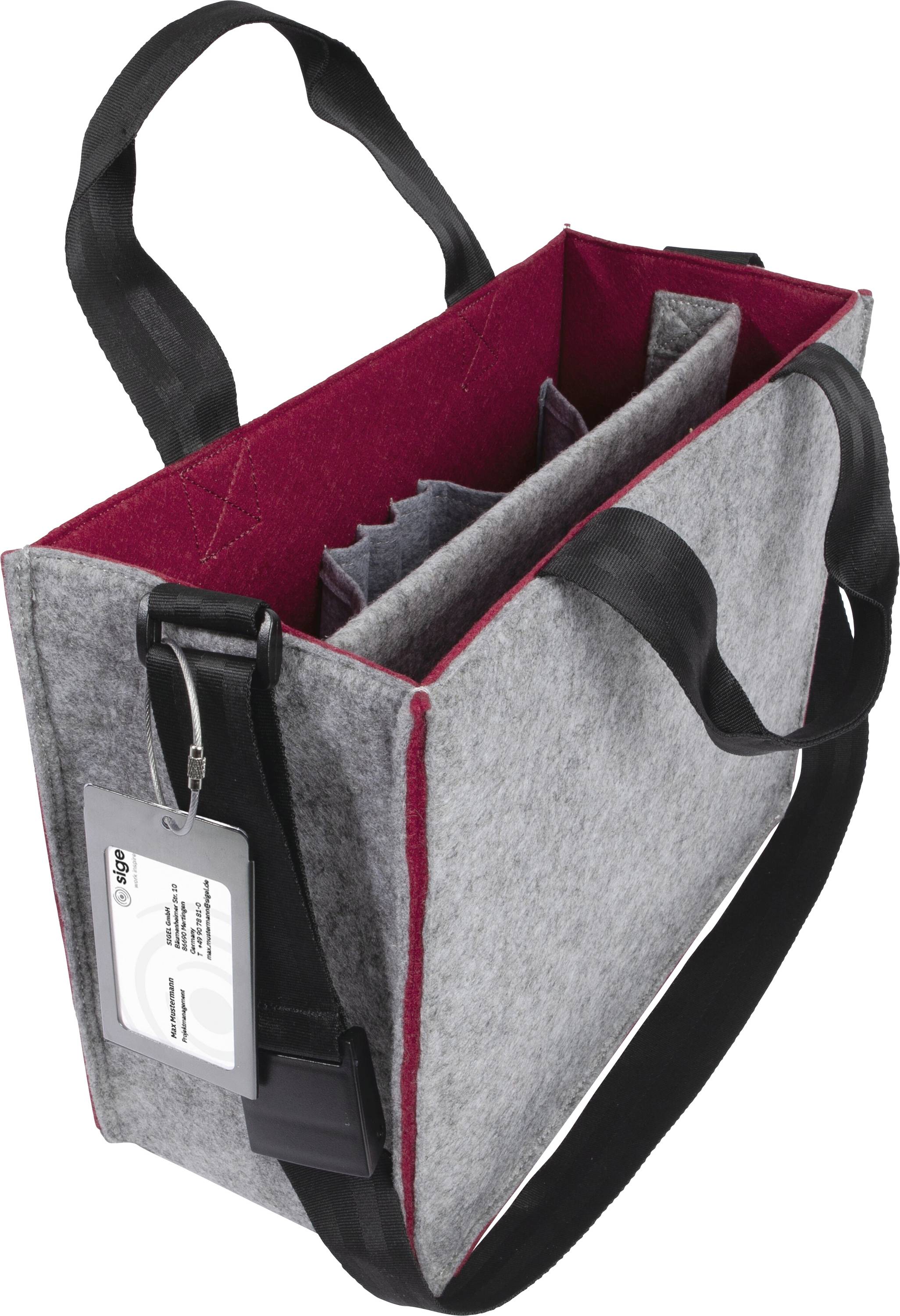 Un sac cabas en feutrine gris et rouge avec des anses noires, doté de plusieurs compartiments intérieurs et pourvu d'une étiquette d'identification fixée sur le côté.