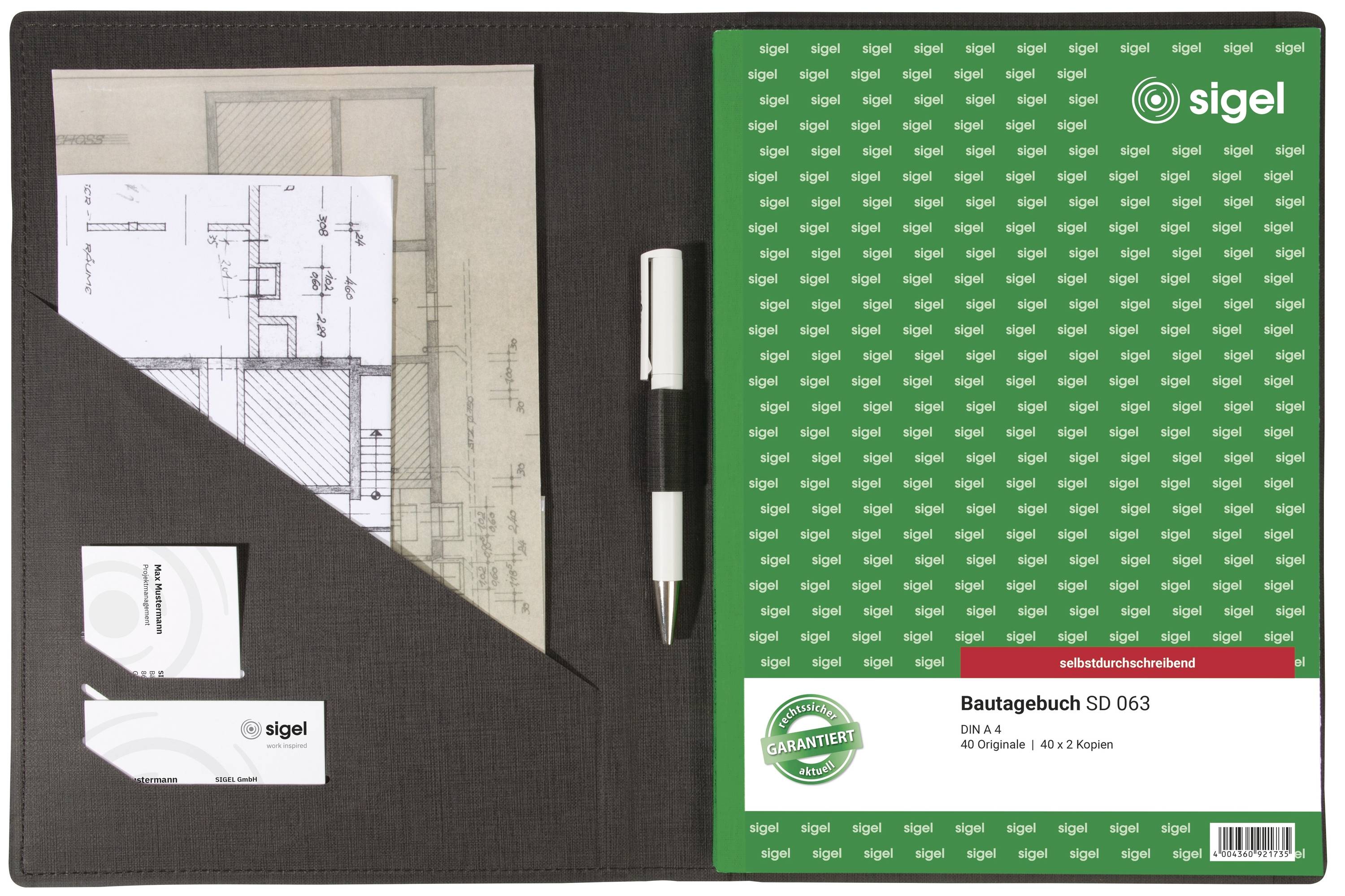 Un dossier ouvert contient des plans architecturaux, un stylo, des cartes de visite et un cahier vert intitulé « Bautagebuch SD 063 » de Sigel.
