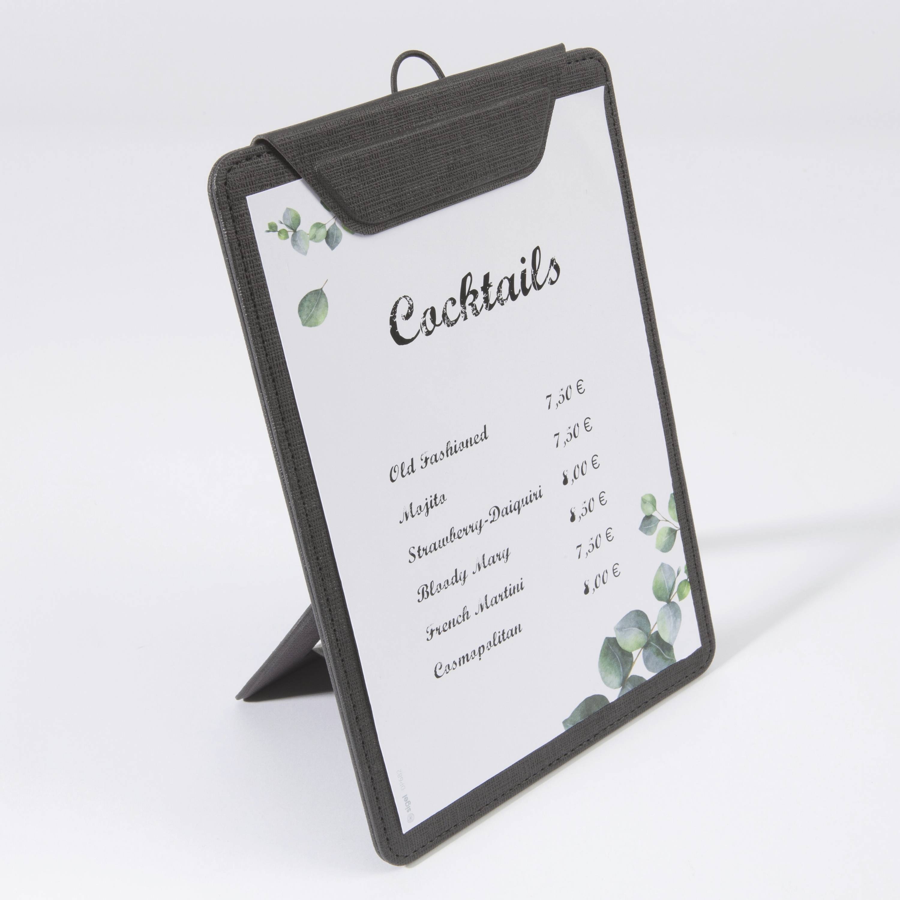 Un porte-menu affiche une carte de cocktails énumérant des boissons comme 'Old Fashioned' et 'Mojito' avec leurs prix. Décoré de graphiques de feuilles vertes.