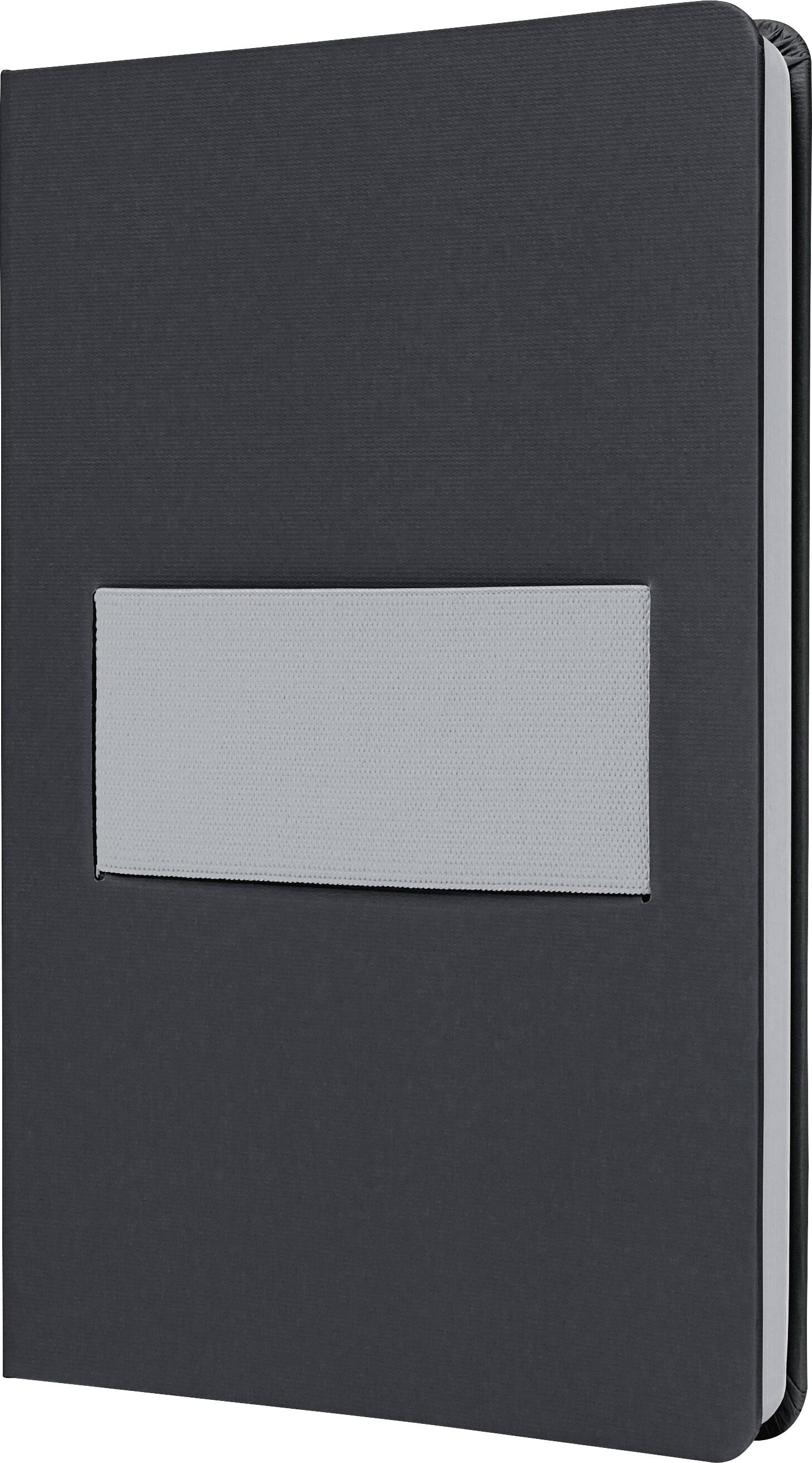 Un carnet noir uni avec une étiquette rectangulaire grise sur la couverture avant, fermé et debout.