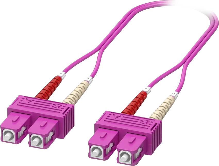 Un câble de raccordement à fibre optique rose avec connecteurs LC, utilisé pour la transmission de données dans les communications réseau, présenté sur un fond blanc.