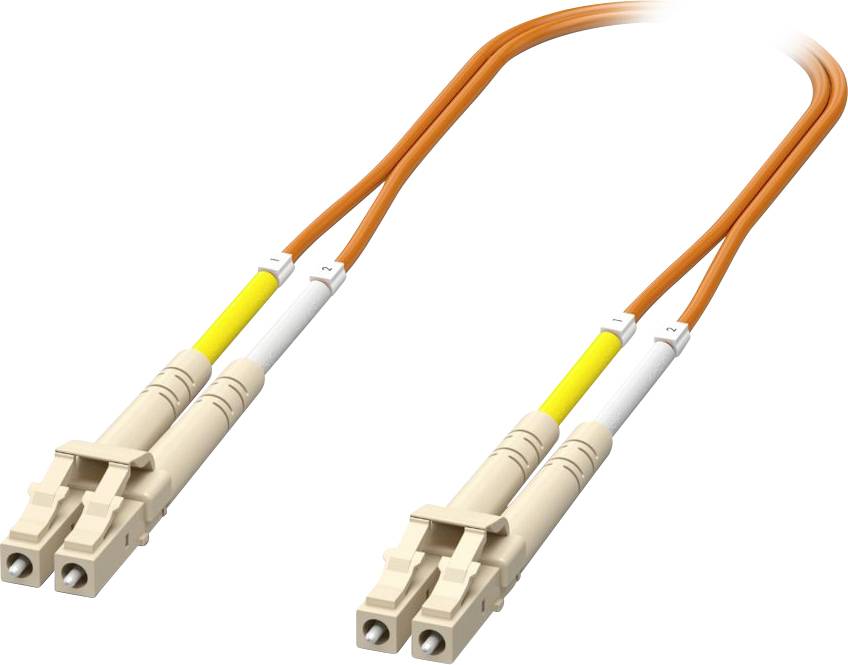 Câble à fibres optiques orange avec des connecteurs beiges, utilisé pour le transfert de données à haute vitesse dans les configurations de réseau.