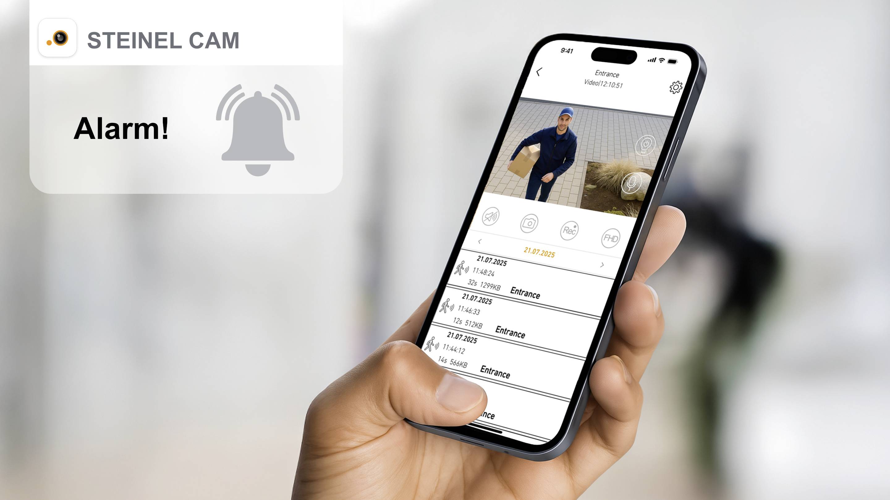 Eine Hand hält ein Smartphone, das eine Sicherheitskamera-App mit einem Live-Videofeed und Alarm-Benachrichtigungen zeigt, die ein erkanntes Ereignis andeuten.