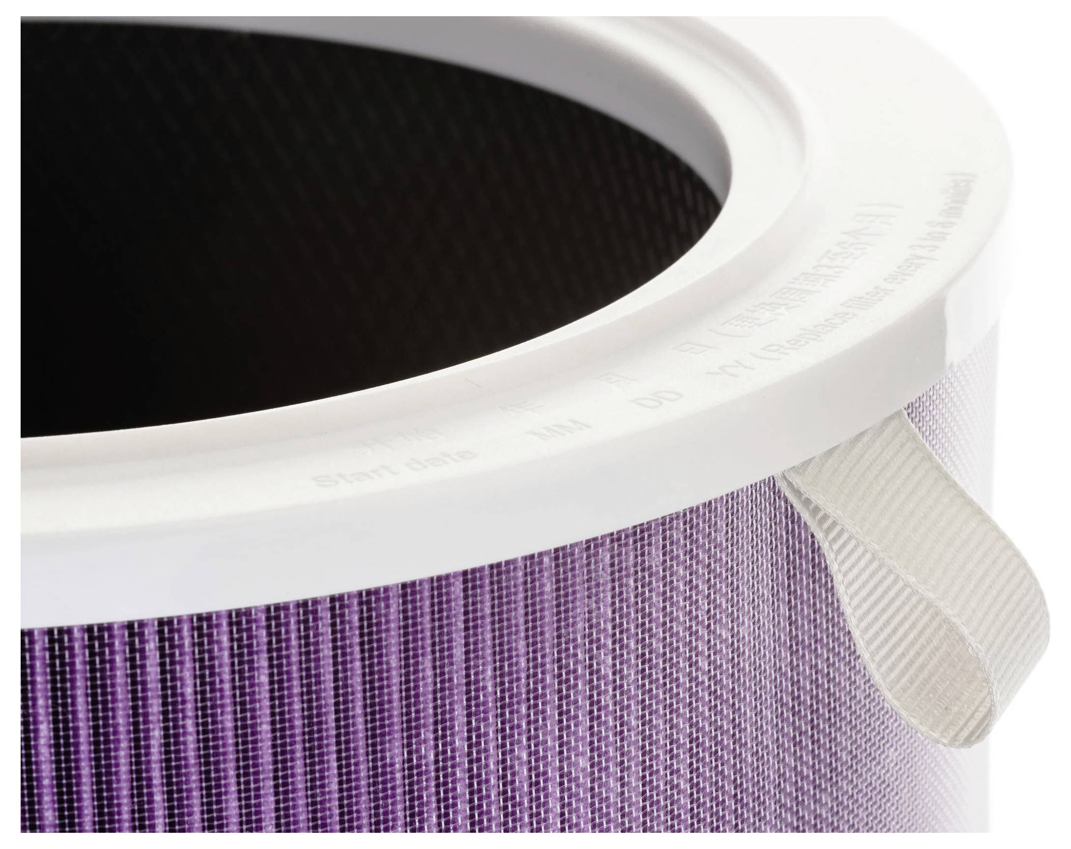 Gros plan sur un filtre à air cylindrique avec un maillage violet et un bord supérieur blanc. Une languette de tissu est attachée sur le côté du filtre.