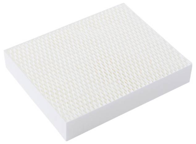 Filtre rectangulaire blanc avec une surface quadrillée texturée, utilisé pour purifier l'air dans un petit appareil.