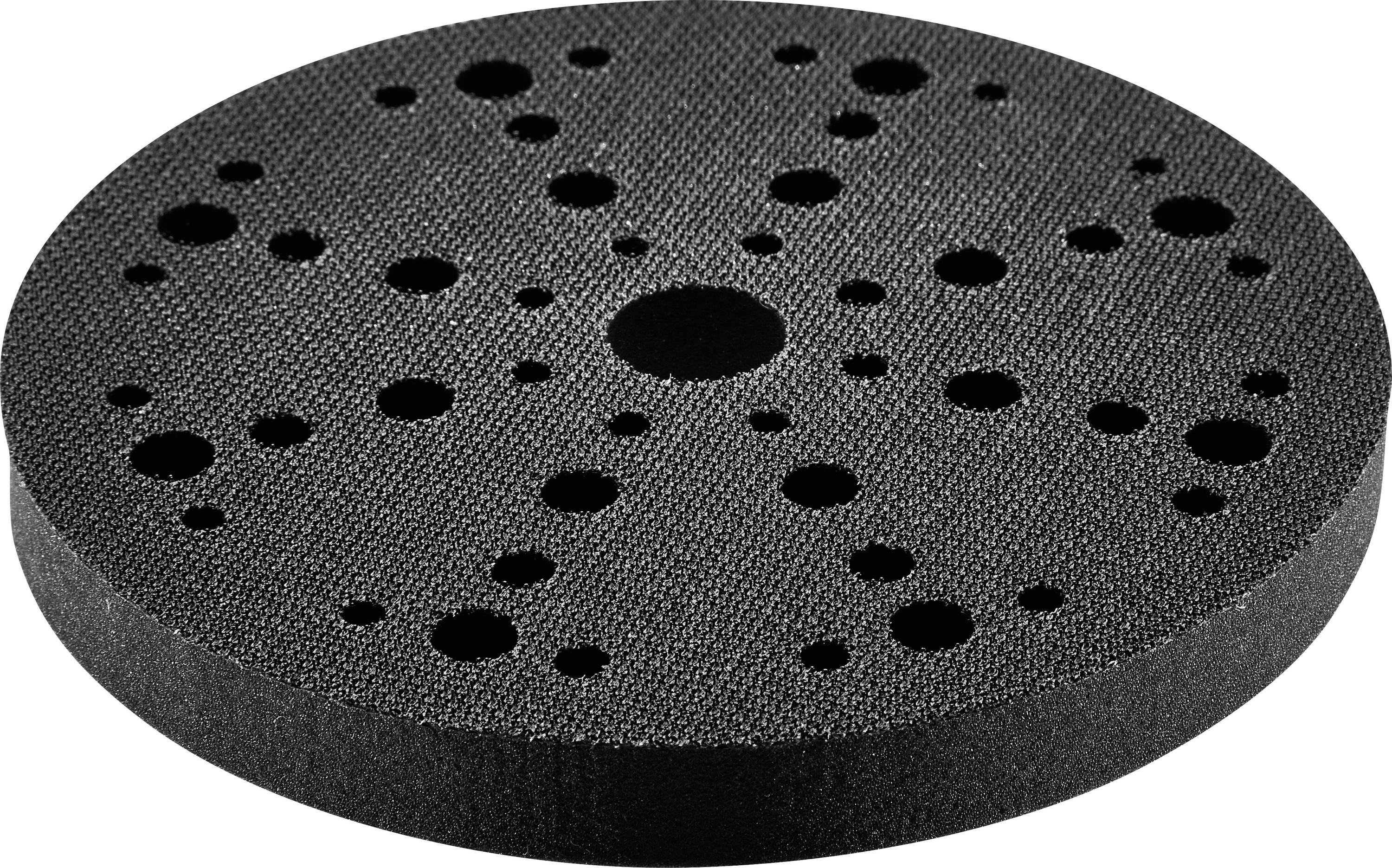 Un tampon de ponçage rond noir avec des trous circulaires de différentes tailles répartis uniformément sur sa surface.