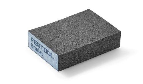Une éponge de ponçage rectangulaire étiquetée 'Festool Granat', présentant une surface texturée grise et un côté bleu, utilisée pour poncer des surfaces.