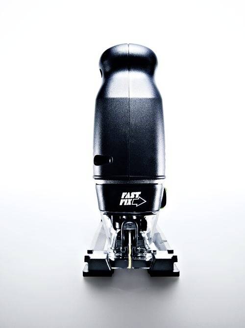 Une scie sauteuse est droite sur une surface plane, mettant en valeur sa poignée et sa lame. Le logo indique « Fast Fix ». Le design est élégant et moderne.