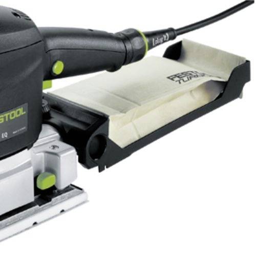 Ponceuse électrique à bande avec poignée noire, boîtier blanc et sac de collecte de poussière attaché, utilisée pour lisser les surfaces.