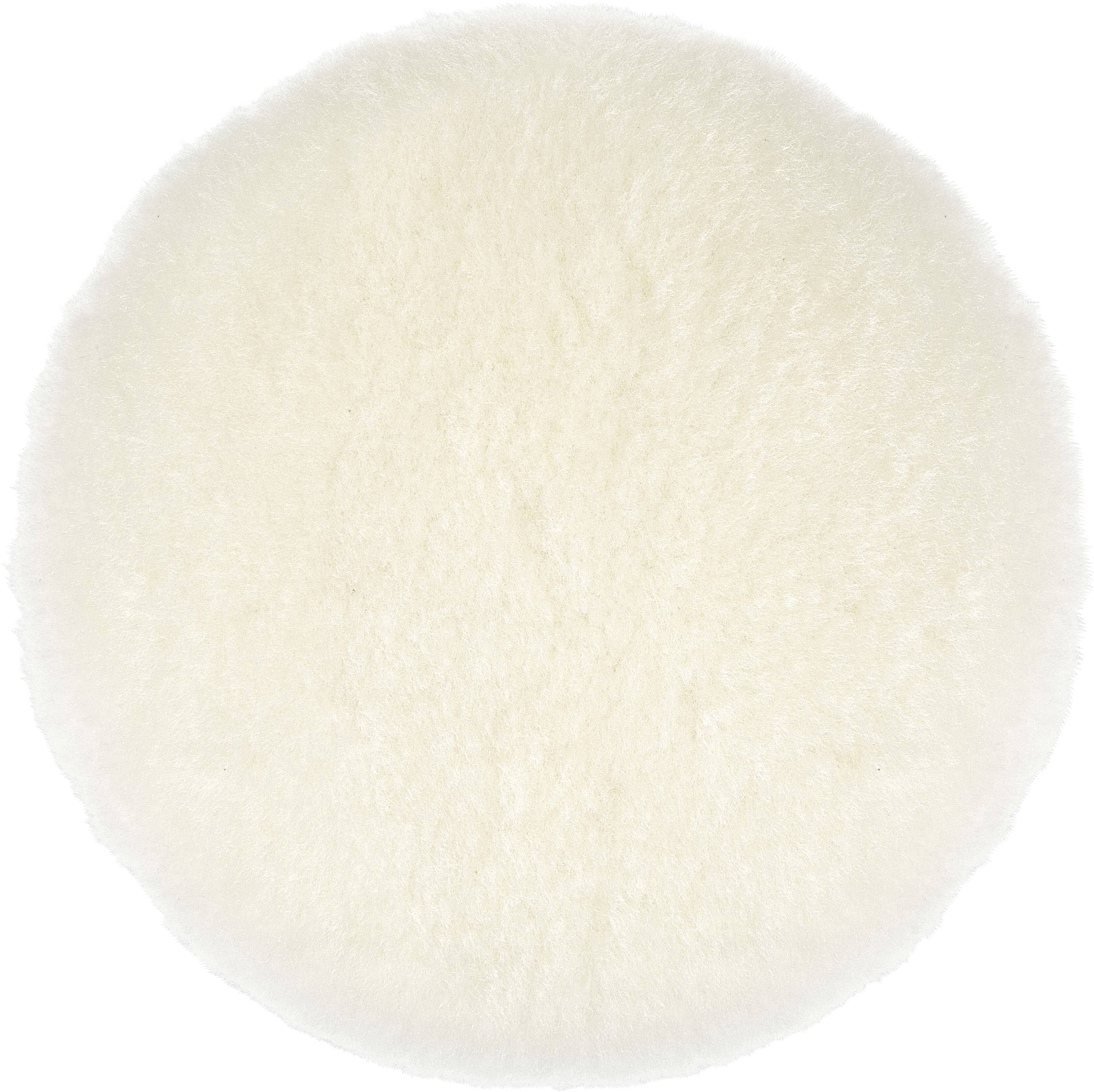 Un objet rond, duveteux et doux de couleur beige, ressemblant à un coussin en peau de mouton ou à un tapis de laine, sur un fond blanc uni.