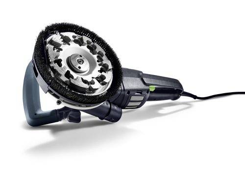 Un outil électrique portable muni d'un accessoire de brosse circulaire, utilisé pour le nettoyage de surfaces ou le polissage. Il est équipé d'une poignée et d'un cordon d'alimentation.