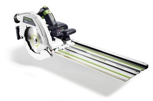 « Une scie circulaire sur rail Festool, modèle TS 55, posée sur un rail de guidage. La scie est blanche avec des touches noires et vertes, conçue pour une coupe précise du bois. »