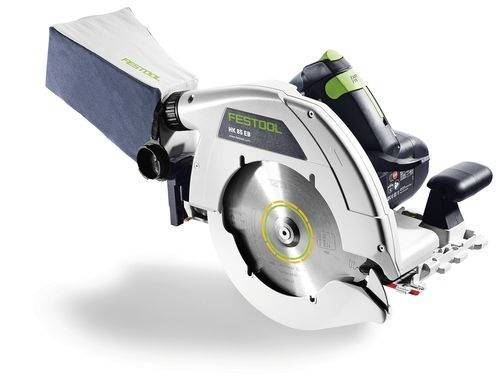 Une scie circulaire portative Festool en argent avec un protège-lame fixé. La scie est équipée d'un sac à poussière et est conçue pour des travaux de menuiserie de précision.
