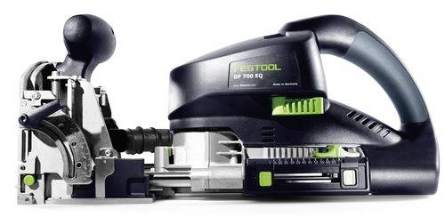 Un outil de puissance Festool DF 700 EQ, utilisé pour l'assemblage précis du bois, doté de différentes molettes et leviers de réglage, positionné en angle pour une position de travail optimale.