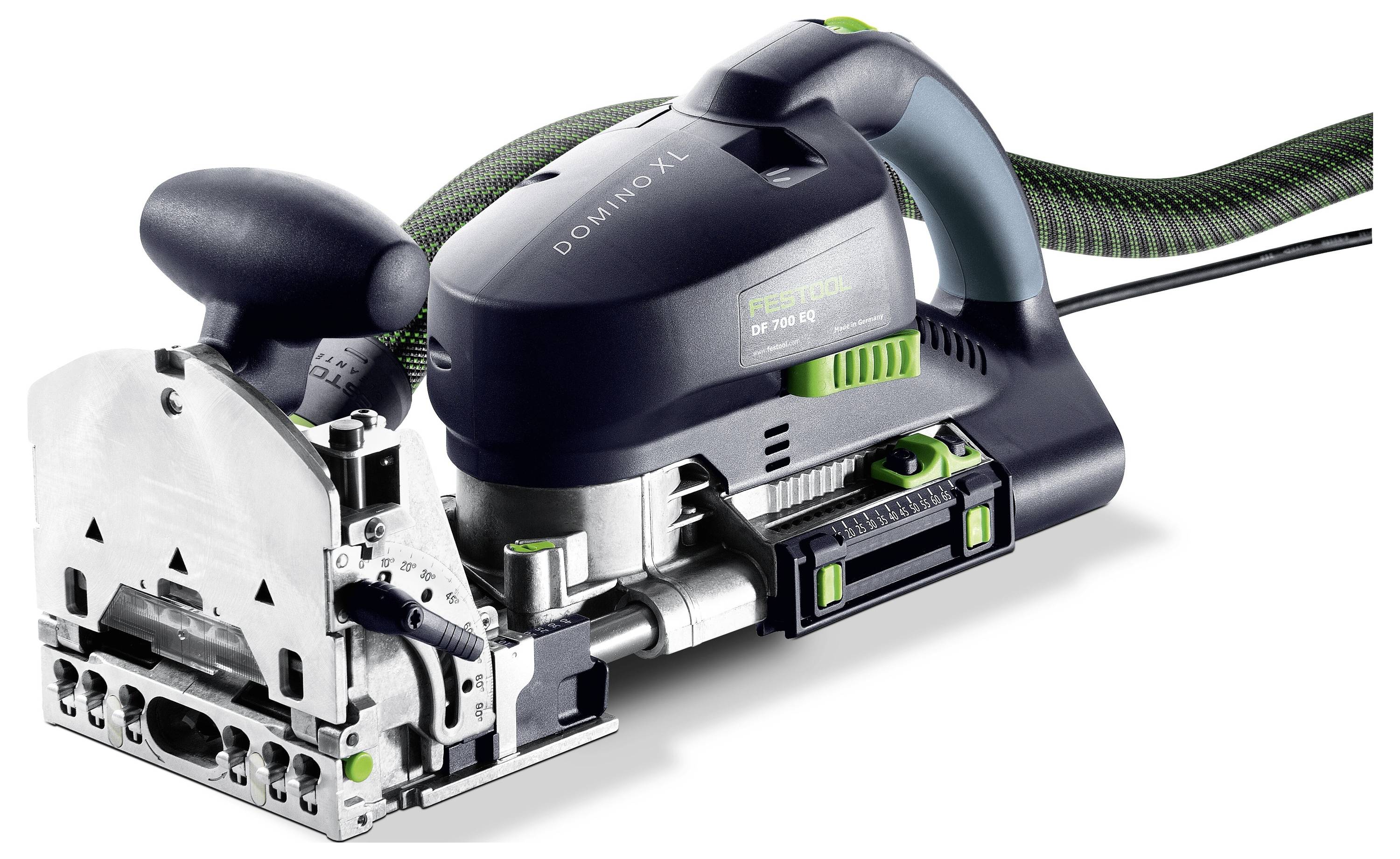 Un outil électroportatif à main au design noir et argent, avec une poignée à accents verts, étiqueté 'Domino XL DF 700 EQ'. Utilisé pour le travail du bois.