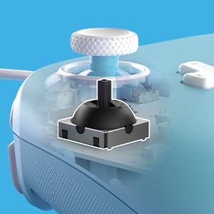 L'image montre un gros plan d'un module de joystick de manette de jeu avec ses composants internes visibles, mettant en évidence une pièce mécanique.