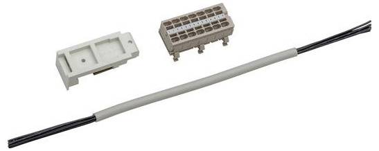 «Trois composants électroniques : un socle rectangulaire beige, un connecteur multipôles, et un faisceau de fils noirs enveloppés dans une gaine isolante grise.»