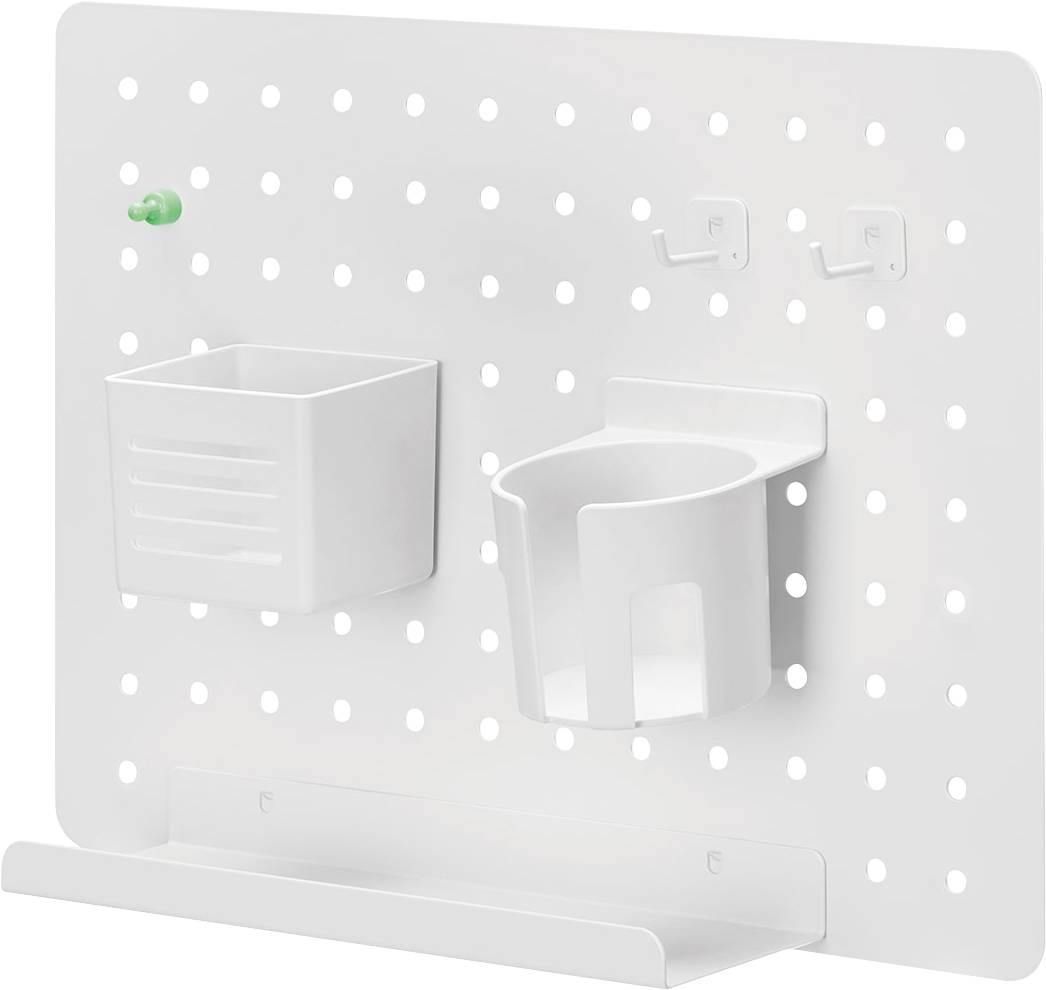 Un panneau perforé blanc équipé de crochets et de petits contenants, conçu pour l'organisation murale. Comprend un plot vert en haut à gauche.