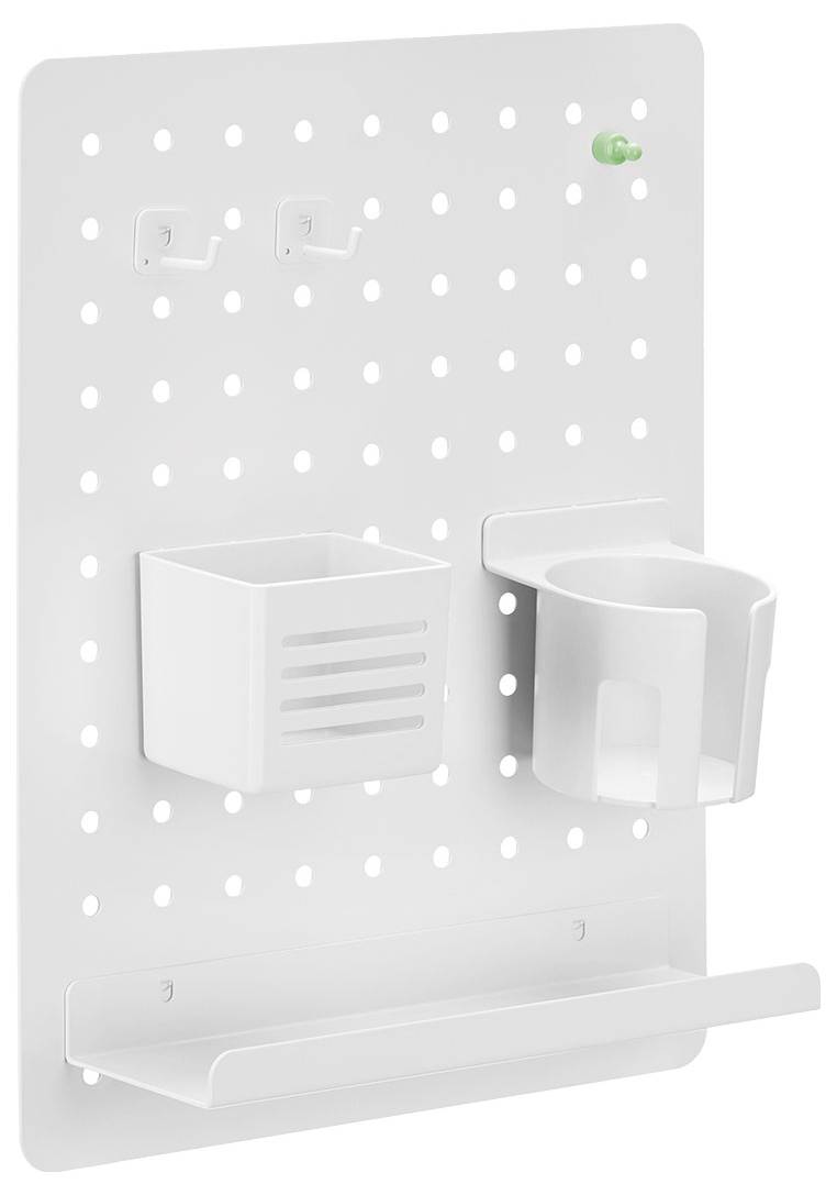 Un panneau perforé blanc avec une petite étagère, deux crochets, un récipient carré, un support cylindrique et un seul piquet vert attaché.