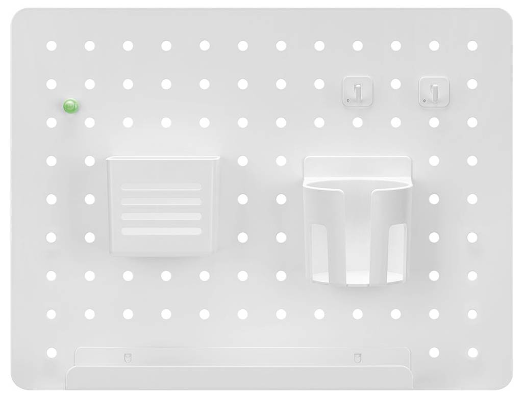 Un panneau perforé blanc avec des trous régulièrement espacés, comportant deux supports en plastique montés, deux crochets, et un petit pion vert dans le coin supérieur gauche.