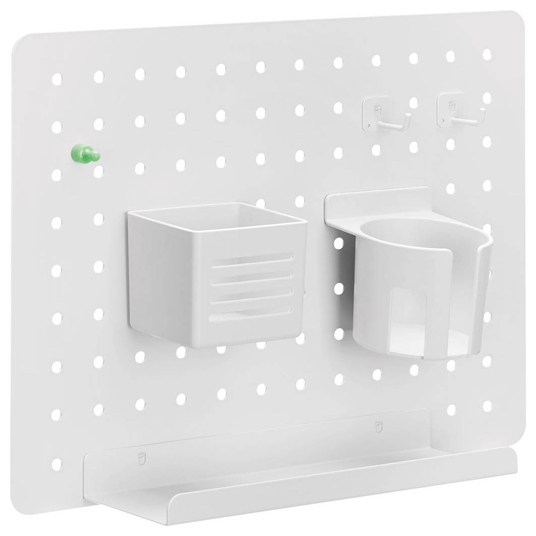 Un panneau perforé blanc avec divers accessoires, comprenant deux crochets, un petit récipient, un support cylindrique et un ergot vert.