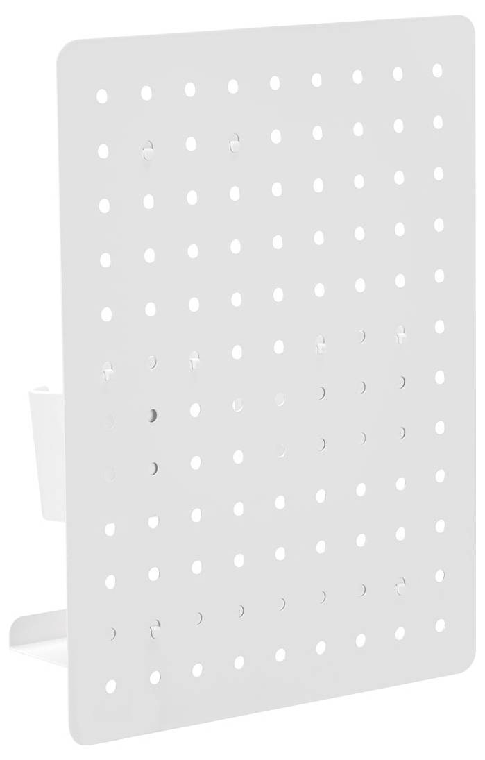 Un tableau perforé blanc avec de multiples trous uniformément espacés est monté verticalement, fixé à un support simple avec un petit récipient.