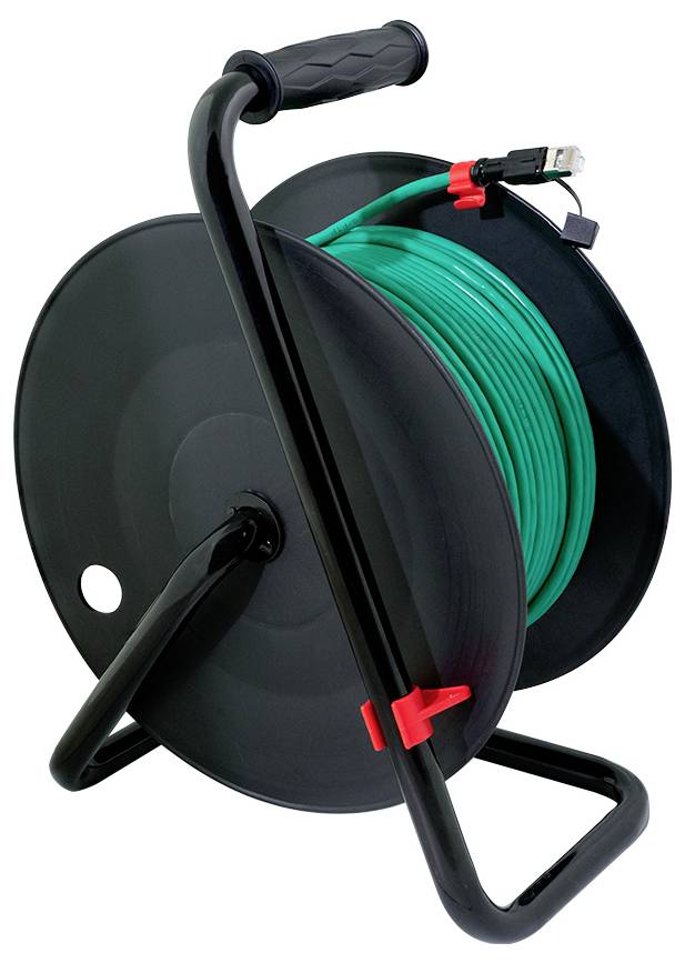 Un dévidoir noir contient un câble de rallonge vert, muni d'une prise noire et rouge attachée au sommet, équipé d'un support et d'une poignée.
