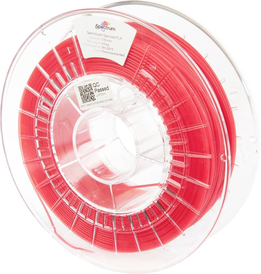Un rouleau de filament PLA rouge pour imprimante 3D étiqueté « Spectrum Special PLA », avec un autocollant de contrôle qualité indiquant « QC Passed ».