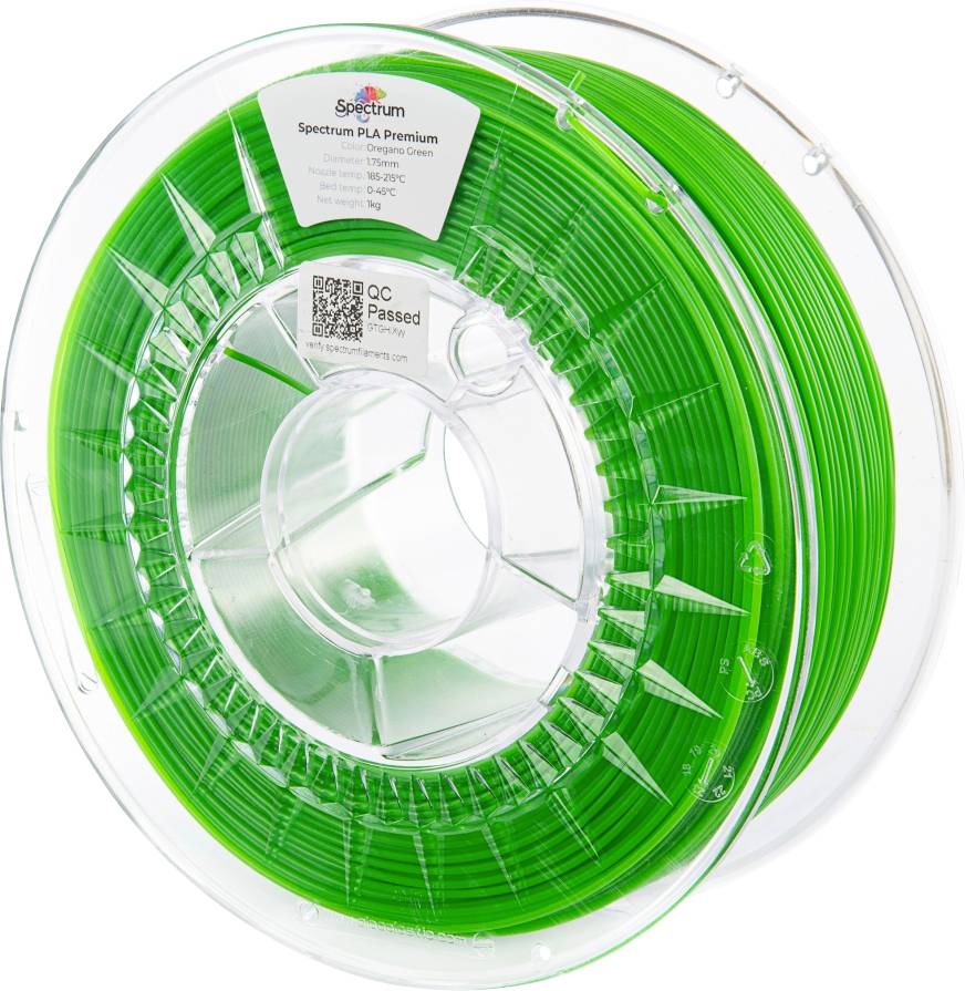 Un rouleau de filament vert pour imprimantes 3D étiqueté « Spectrum PLA Premium ». L'étiquette comprend un code QR et une marque « Contrôle Qualité Passé ».